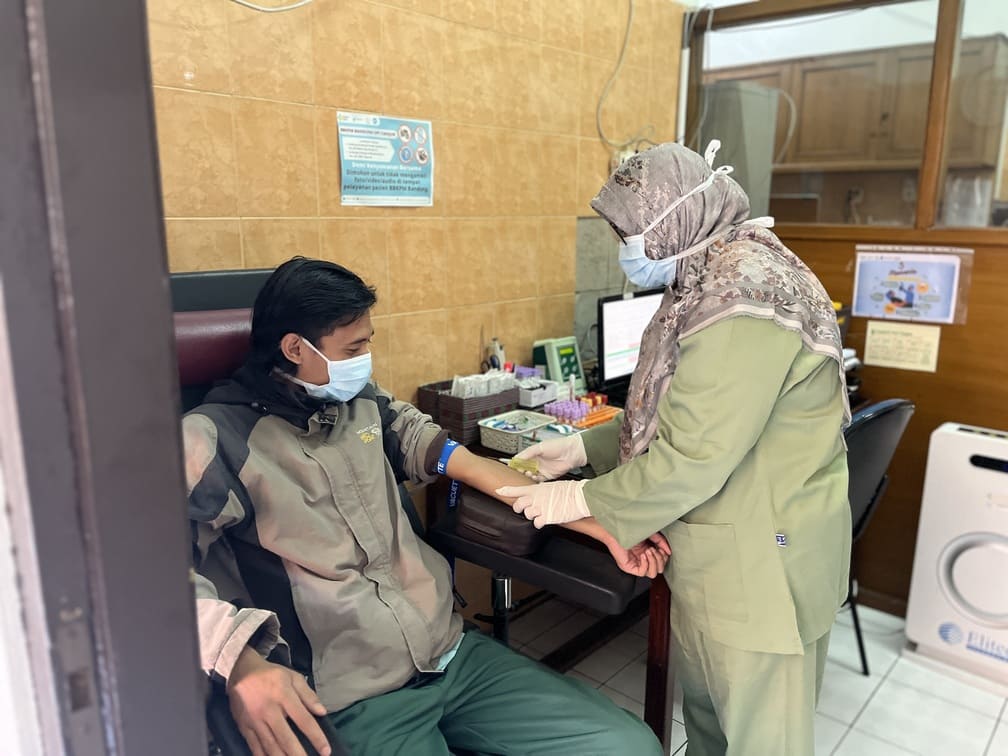 Pemeriksaan gula darah dalam rangka Hari Diabetes Nasional di klinik