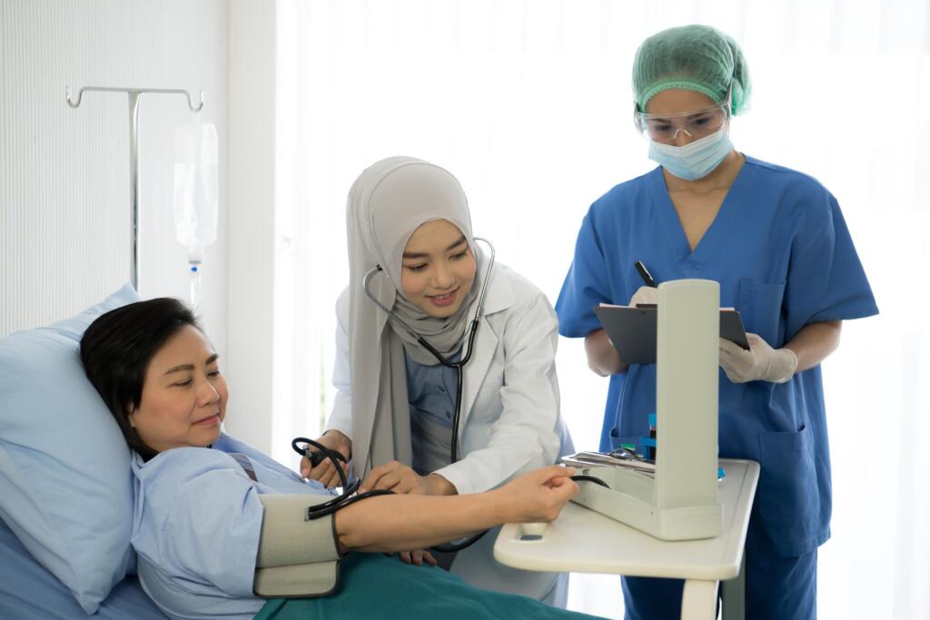 Dokter spesialis paru memeriksa pasien dengan keluhan batuk kronis menggunakan stetoskop di ruang konsultasi RS Paru Rotinsulu Cianjur.
