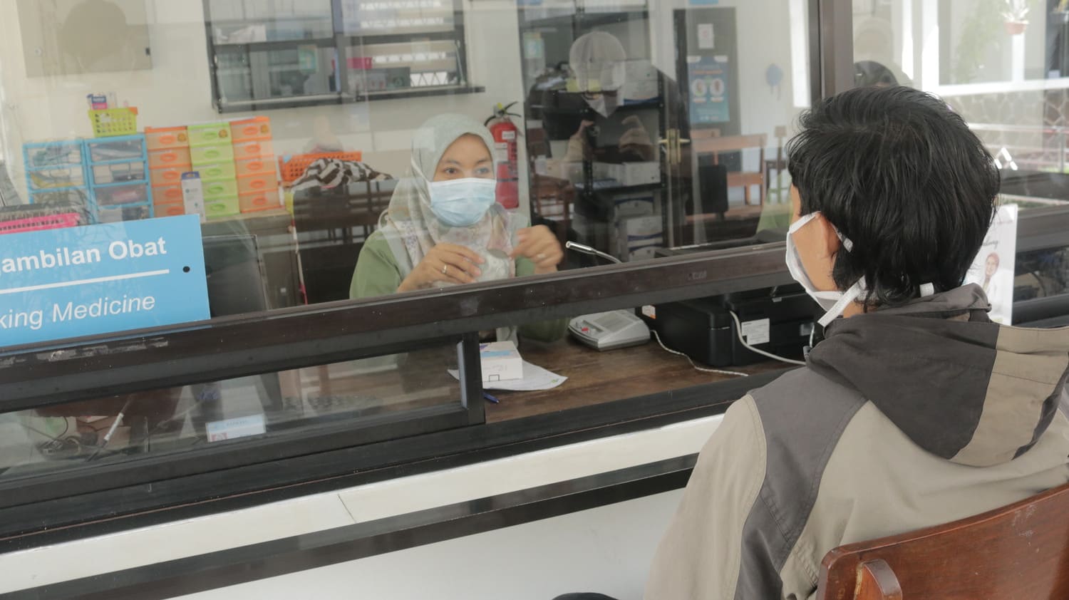 Apoteker di Klinik Rotinsulu Cianjur sedang menjelaskan aturan pakai obat kepada pasien.