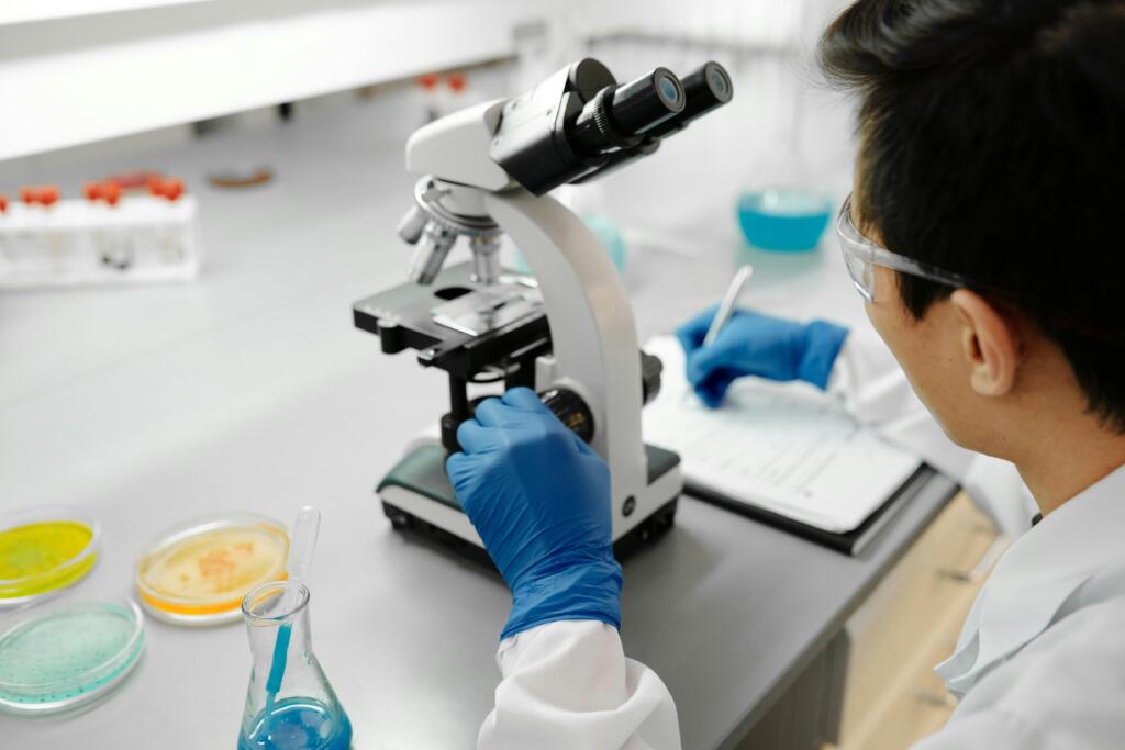 Petugas laboratorium sedang melakukan pemeriksaan darah lengkap di klinik kesehatan

