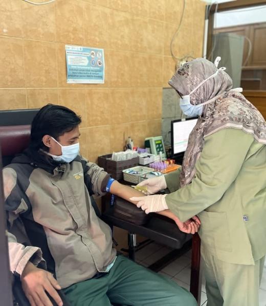 Proses pemeriksaan darah untuk cek kolesterol di laboratorium Klinik Utama Rotinsulu Cianjur