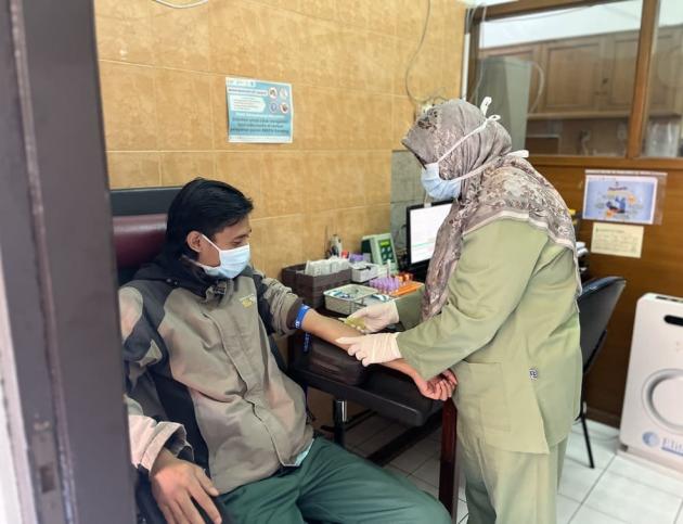 Proses pemeriksaan darah untuk cek kolesterol di laboratorium Klinik Utama Rotinsulu Cianjur